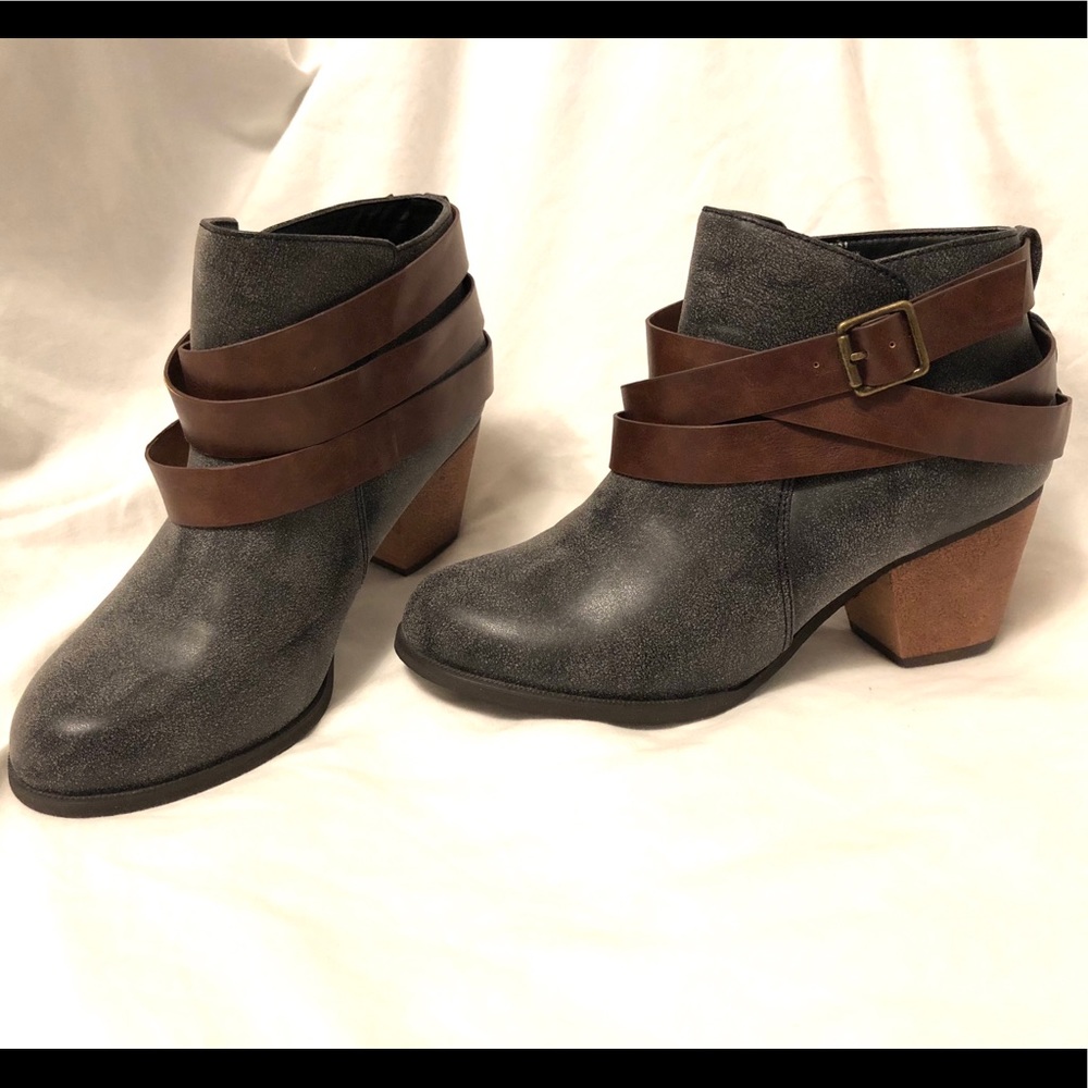 SZ 5 1/2 Restricted Booties